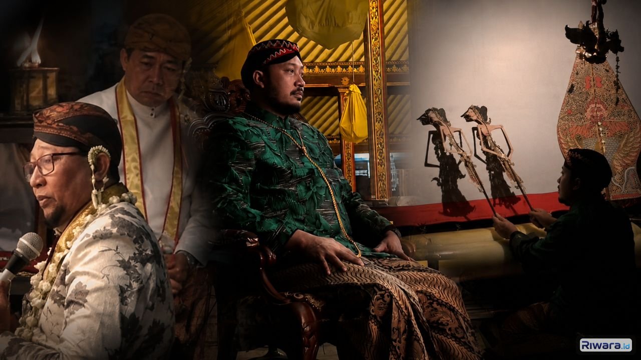 Sri Susuhunan Pakubuwana XIV membuka Ringgitan Anggara Kasih dengan memainkan wayang sebelum dilanjutkan dalang utama Dr KPH Raditya Lintang Sasangka MSi Pagelaran lakon Dewa Ruci di Karaton Surakarta Hadiningrat Senin malam 19 Oktober 2026